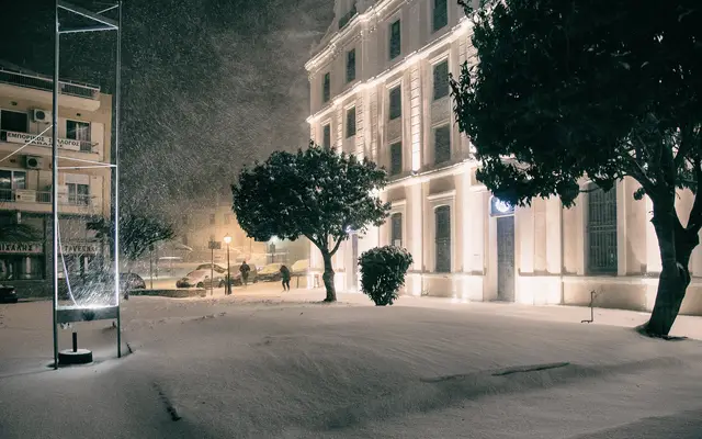 Χιονισμένο κέντρο τη νύχτα