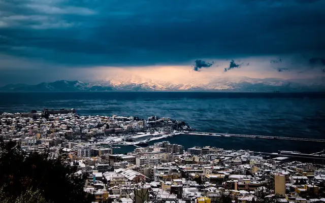 Η χιονισμένη Καβάλα με τη Θάσο απέναντι