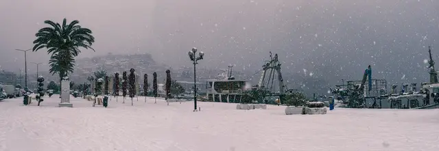 Το λιμάνι της Καβάλας μέσα στη χιονόπτωση
