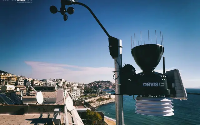 Με θέα την παλιά πόλη και το λιμάνι
